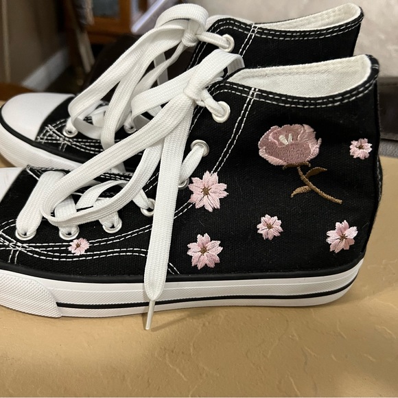 Gently used Womens high top shoes - Picture 5 of 6